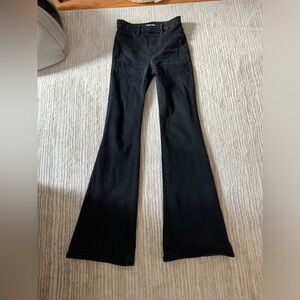 Good American POWER STRETCH PULL-ON FLARE JEANS  - BLACK001 Small